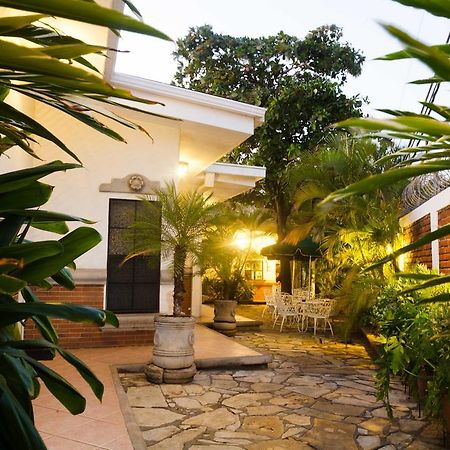 Hotel El Almendro Managua Bagian luar foto