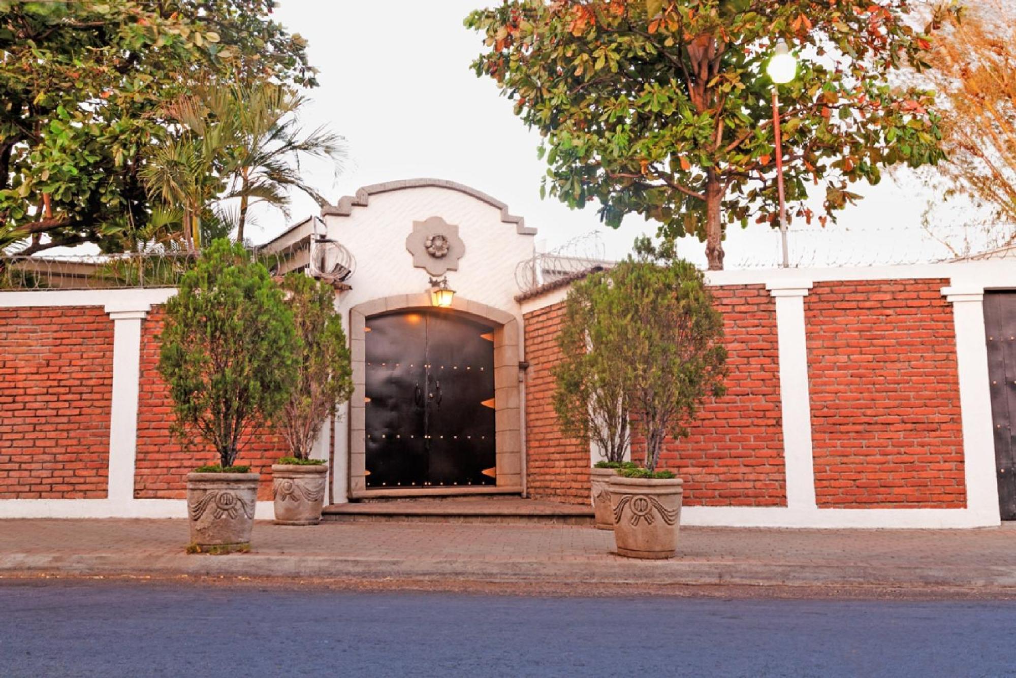 Hotel El Almendro Managua Bagian luar foto