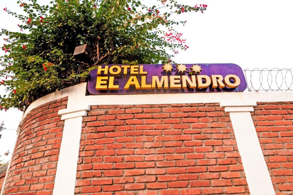 Hotel El Almendro Managua Bagian luar foto