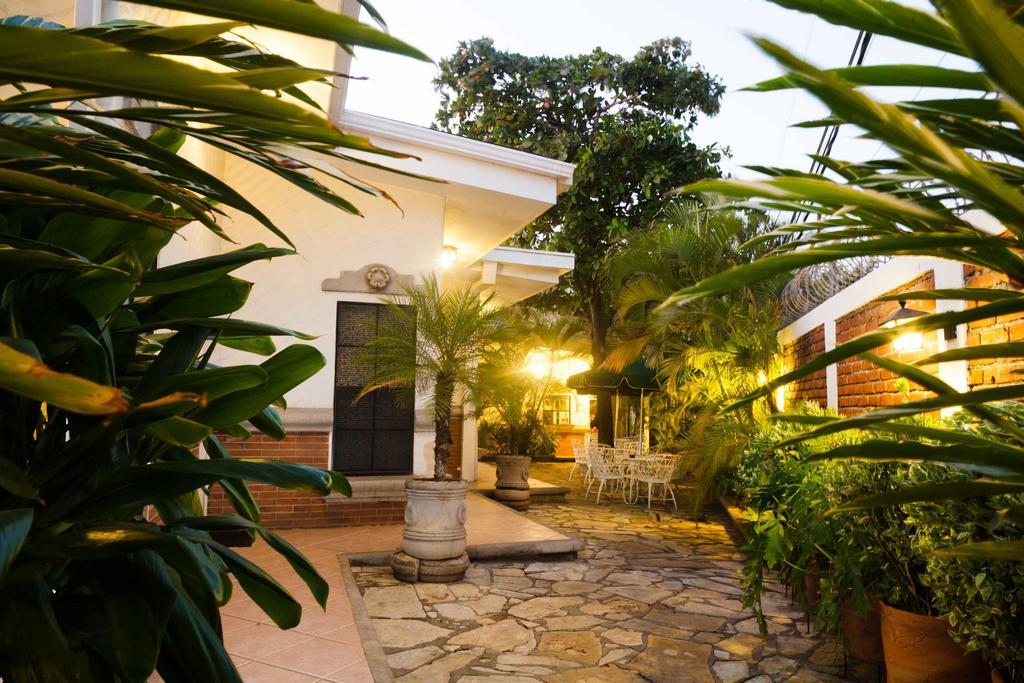 Hotel El Almendro Managua Bagian luar foto