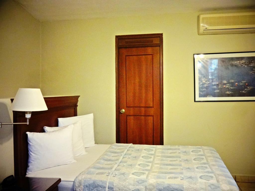 Hotel El Almendro Managua Bagian luar foto