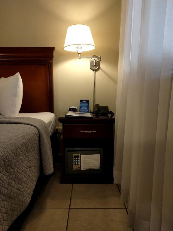 Hotel El Almendro Managua Bagian luar foto