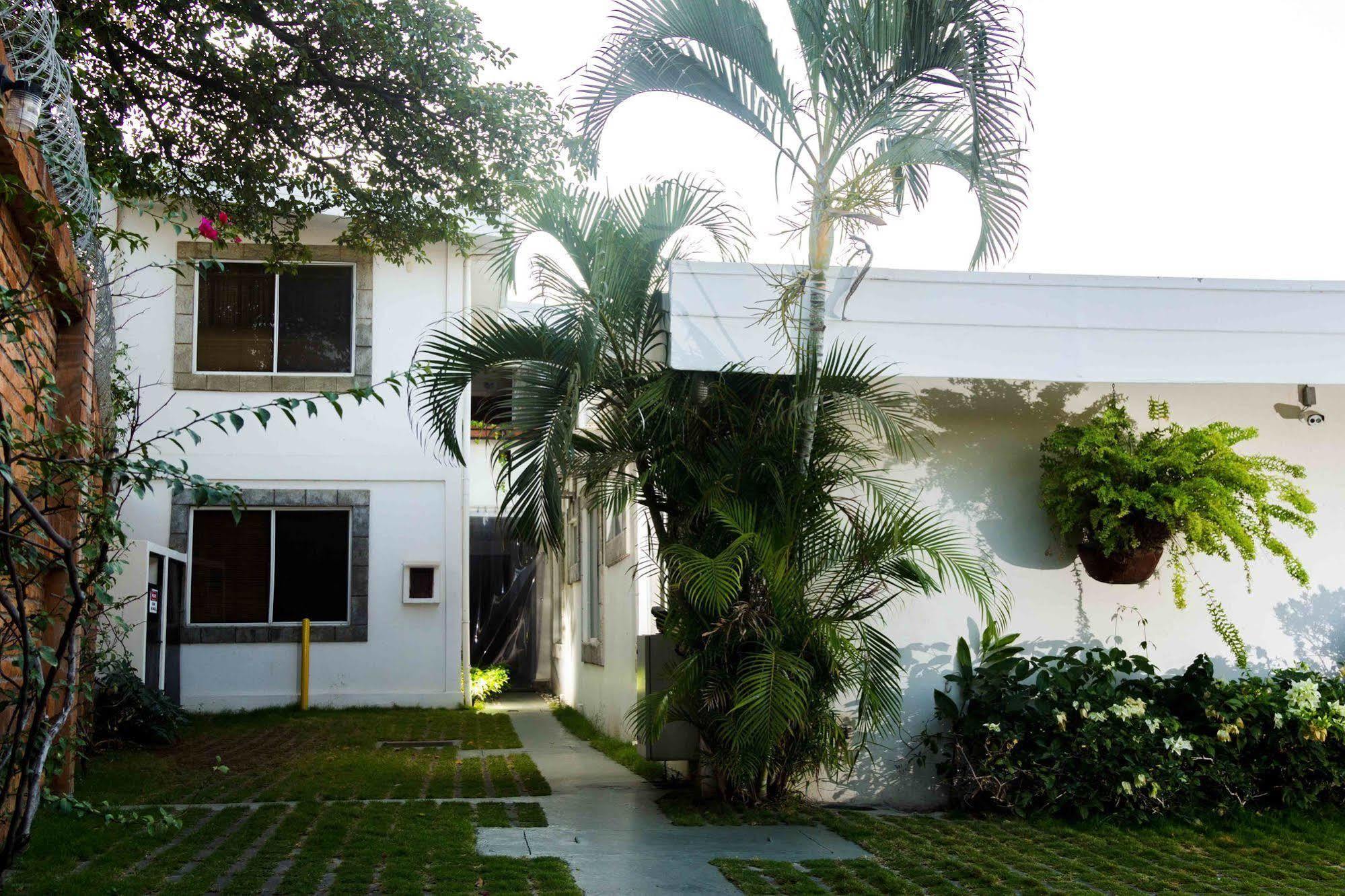 Hotel El Almendro Managua Bagian luar foto