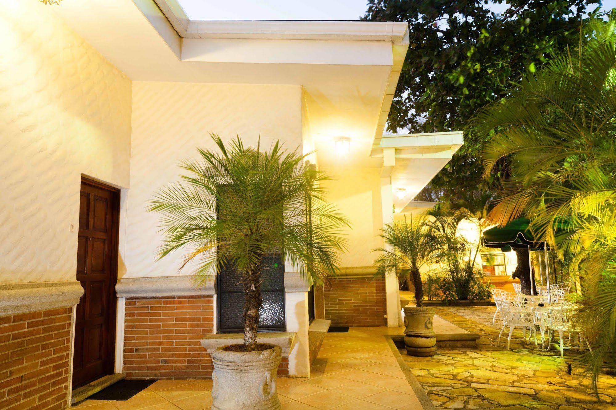 Hotel El Almendro Managua Bagian luar foto