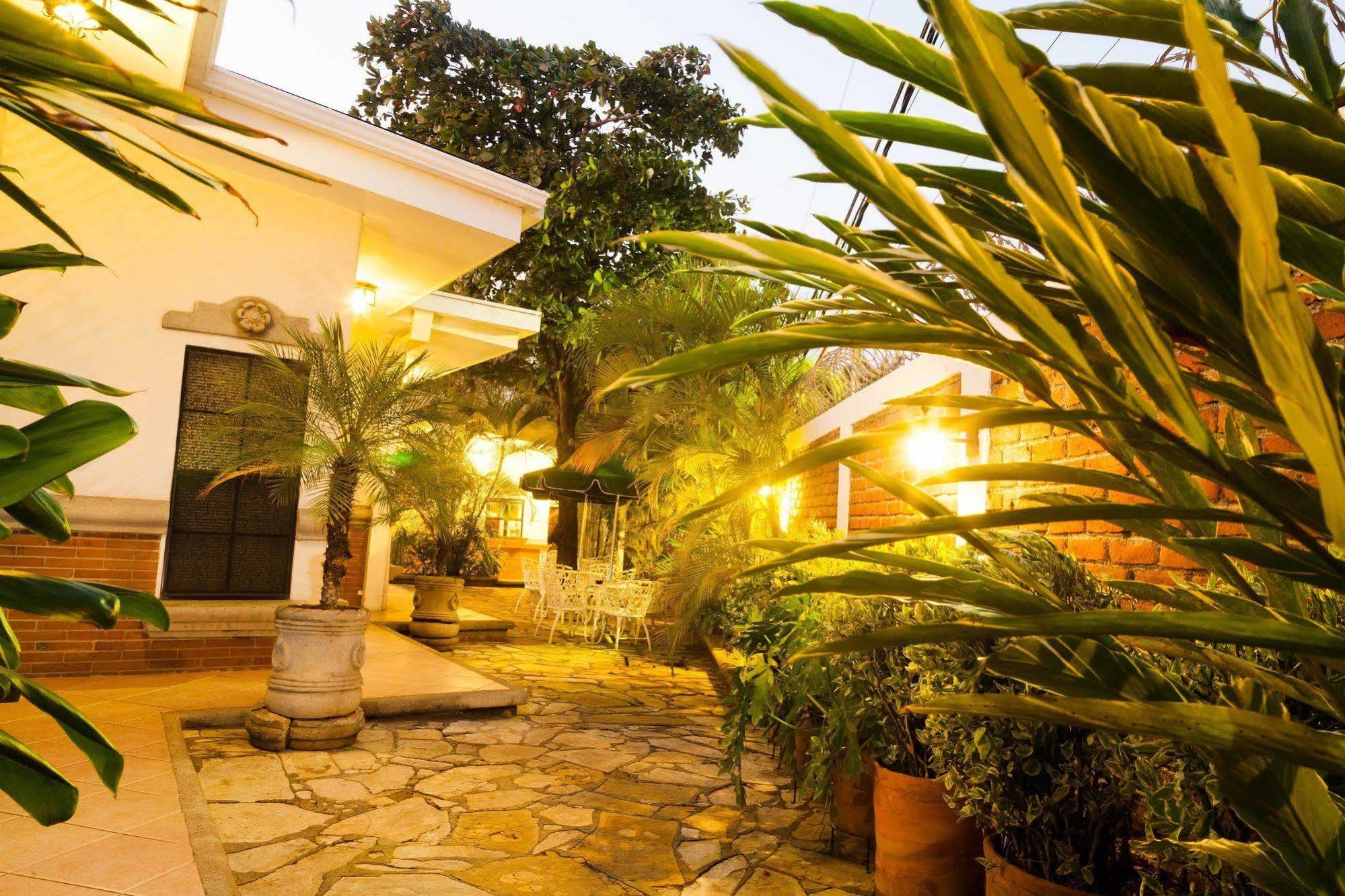 Hotel El Almendro Managua Bagian luar foto
