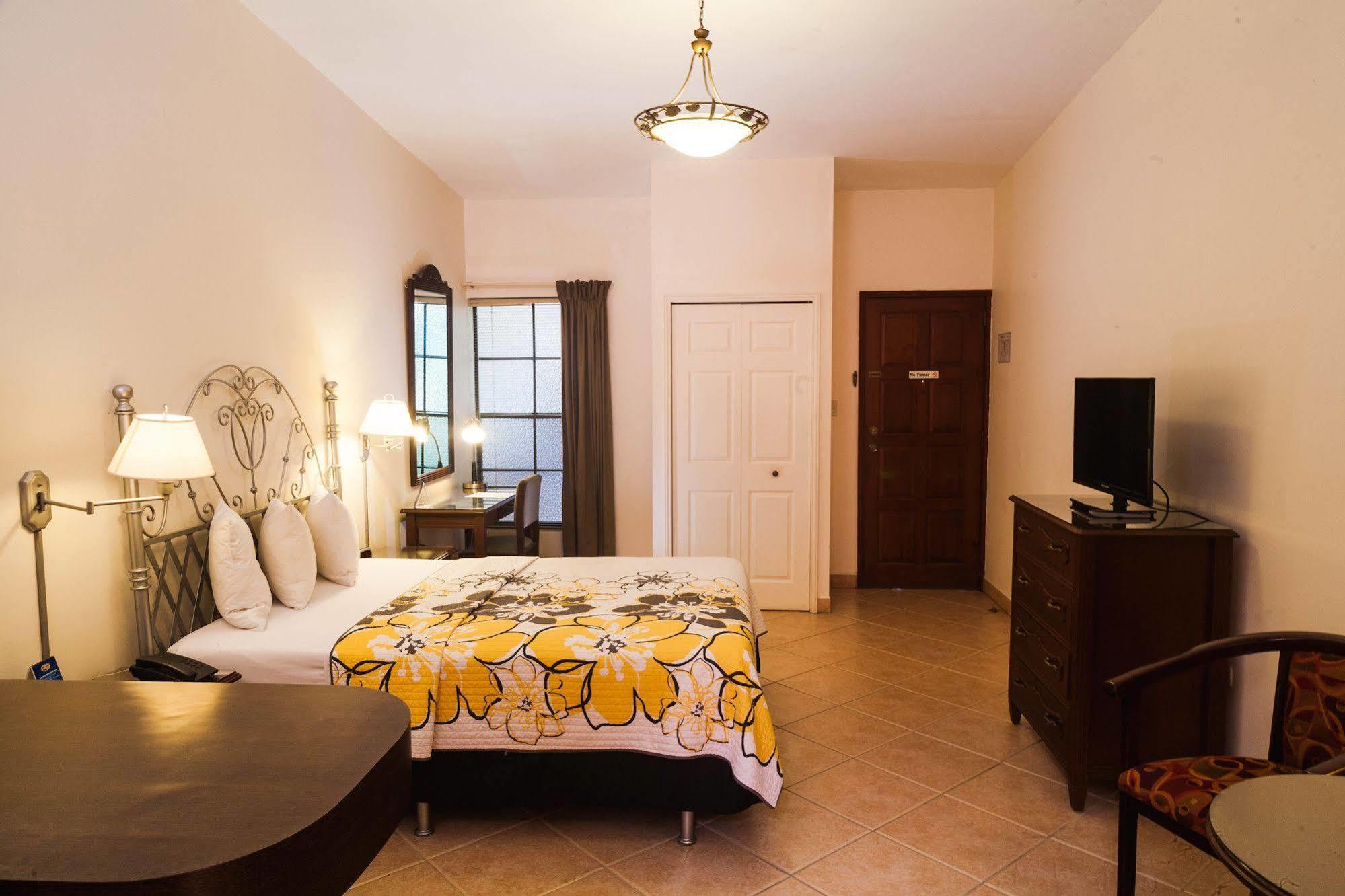 Hotel El Almendro Managua Bagian luar foto