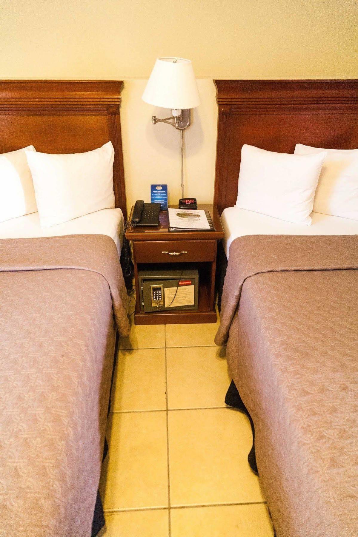 Hotel El Almendro Managua Bagian luar foto