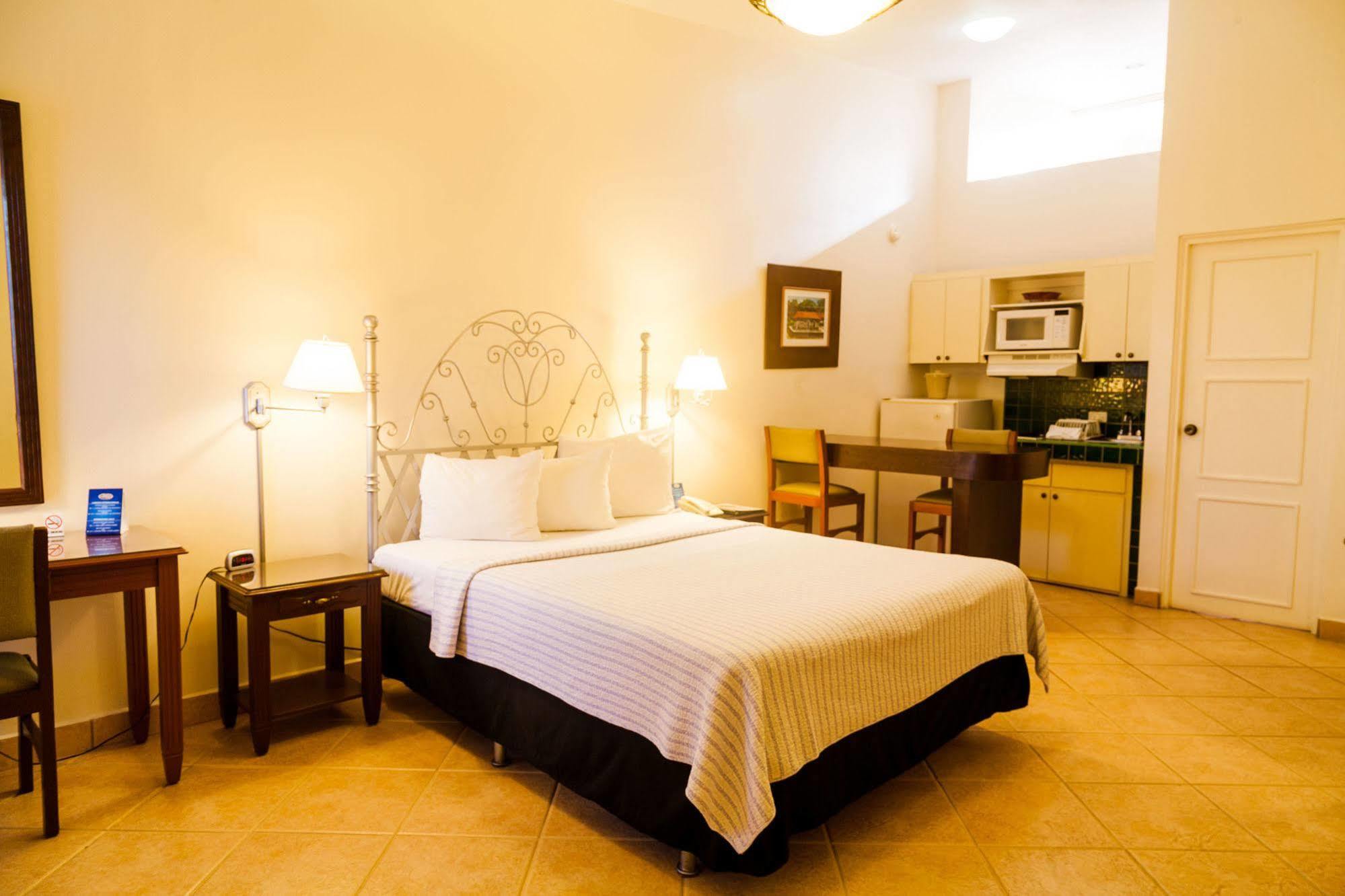 Hotel El Almendro Managua Bagian luar foto