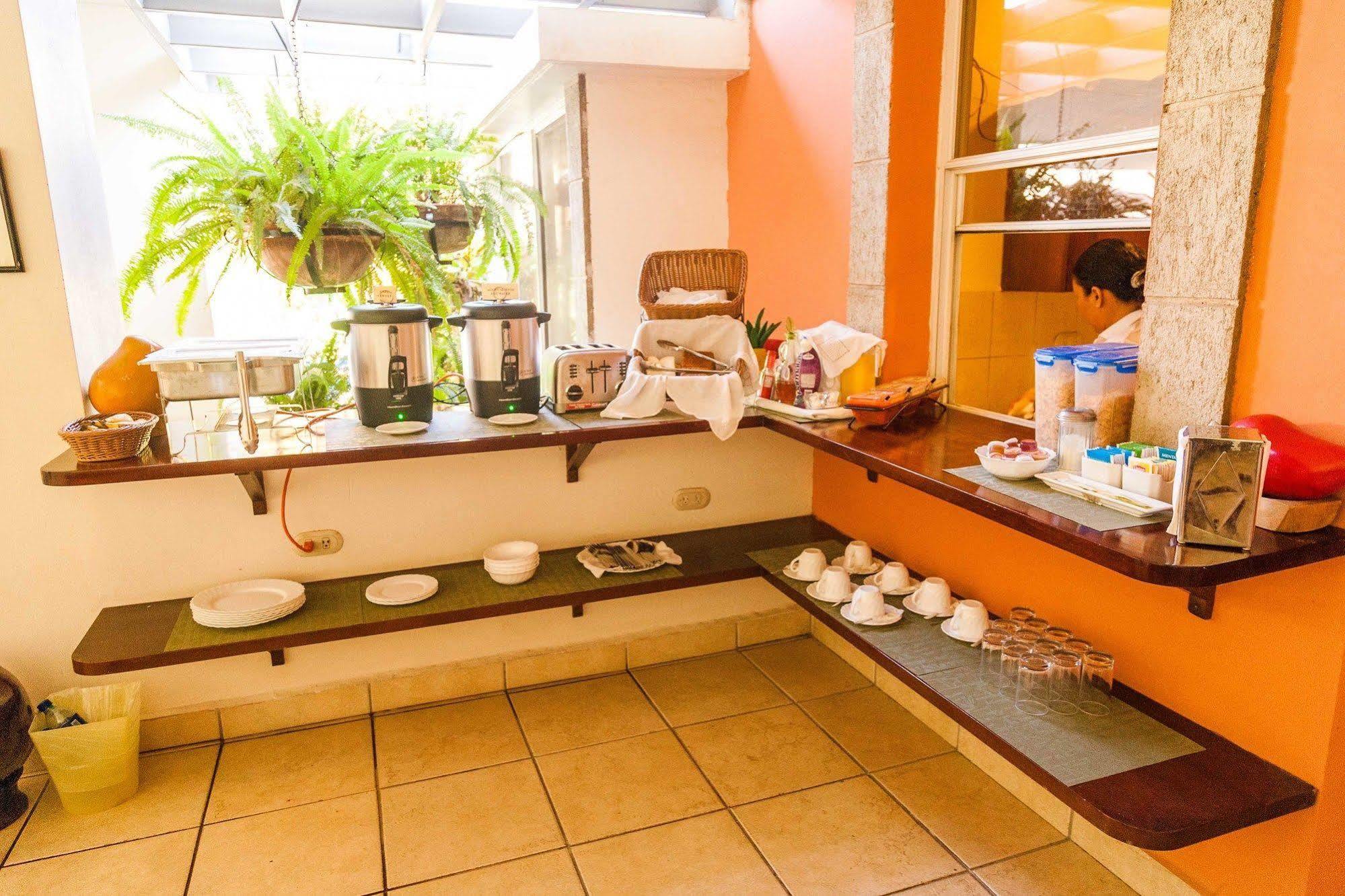 Hotel El Almendro Managua Bagian luar foto